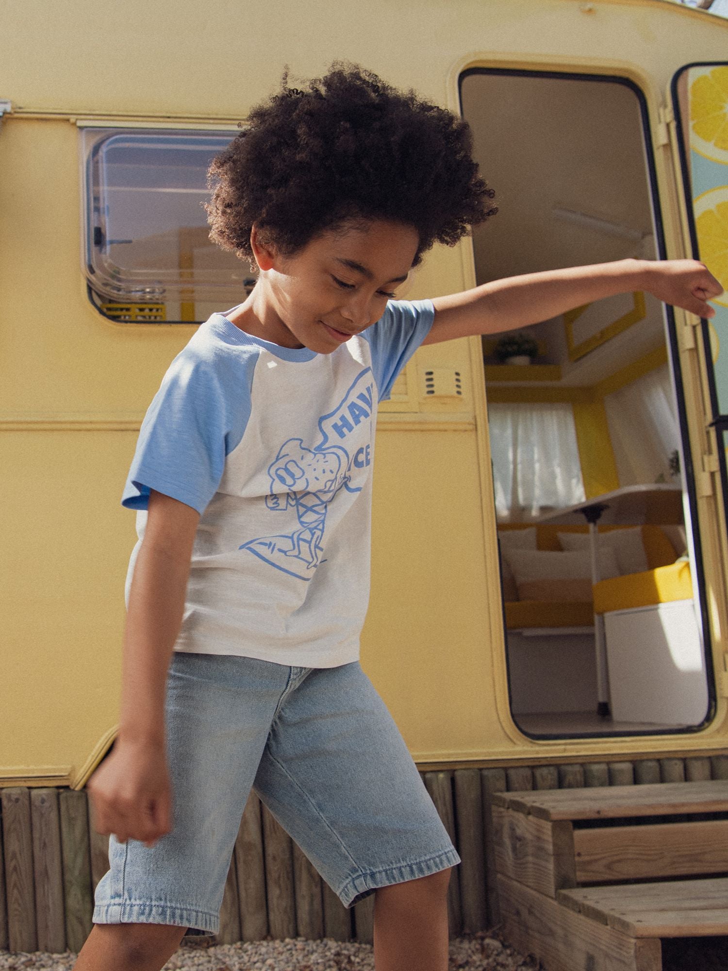 Camiseta corta ecru con mangas contrastadas y animación de helado para niños
