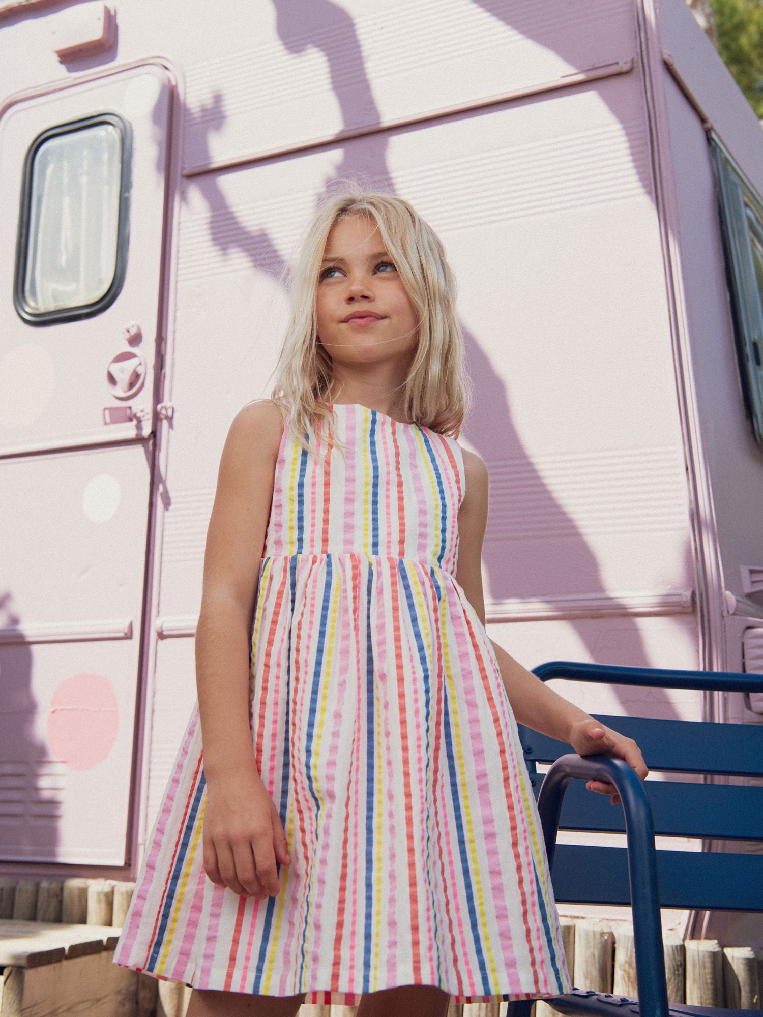 Vestido crema con rayas multicolores para niñas