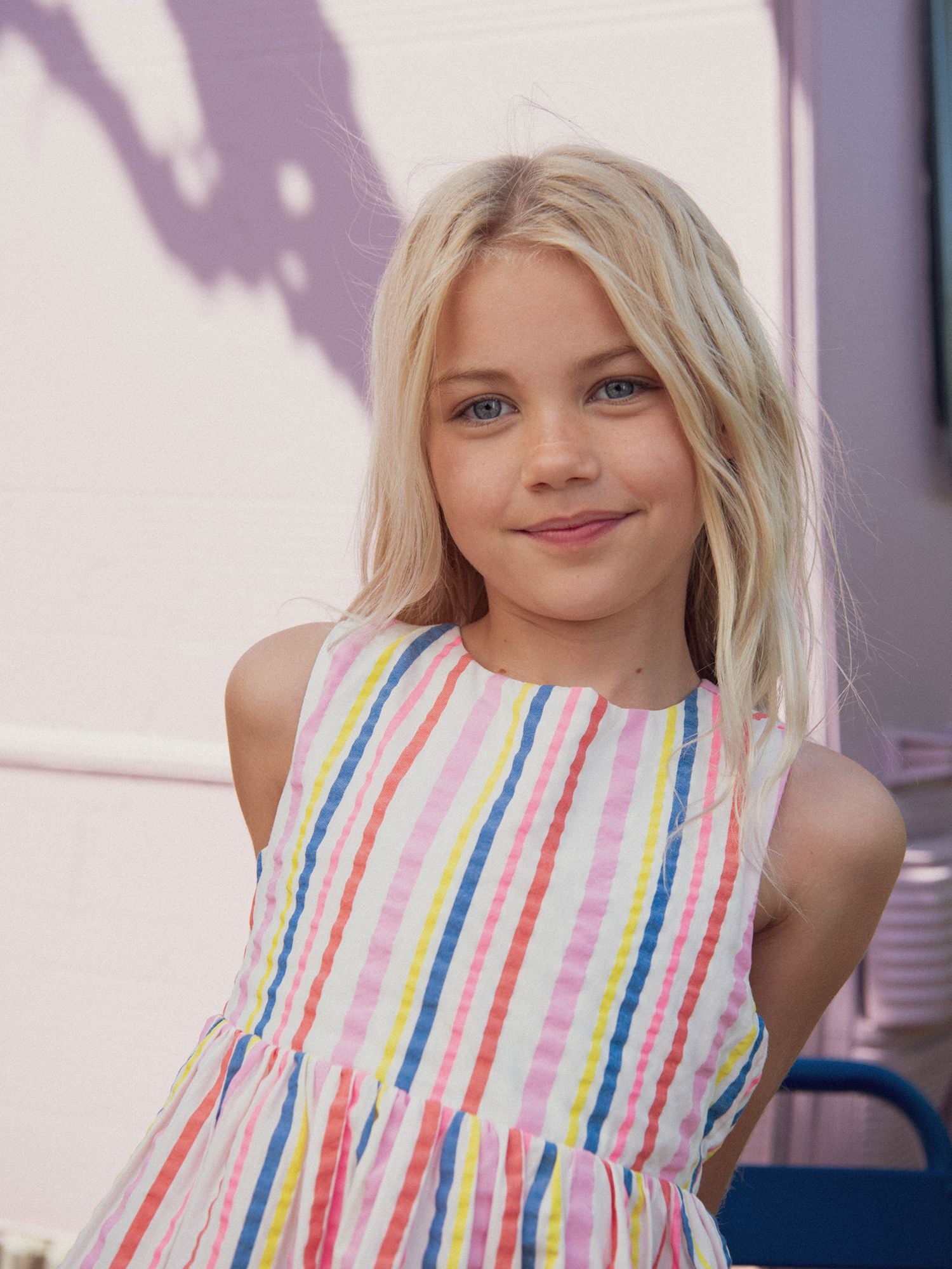 Vestido crema con rayas multicolores para niñas