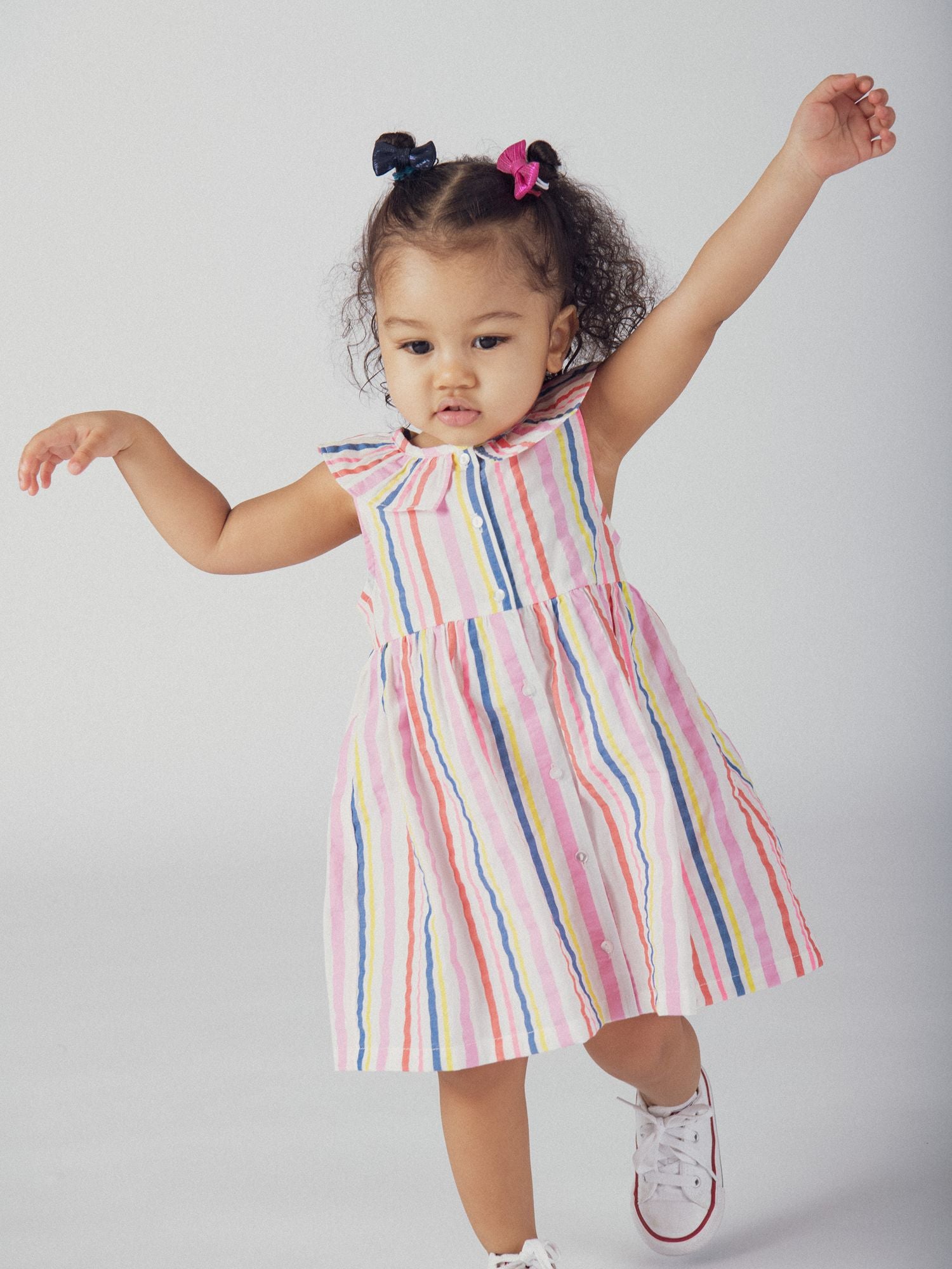 Vestido a rayas multicolores con cuello fruncido para bebé niña