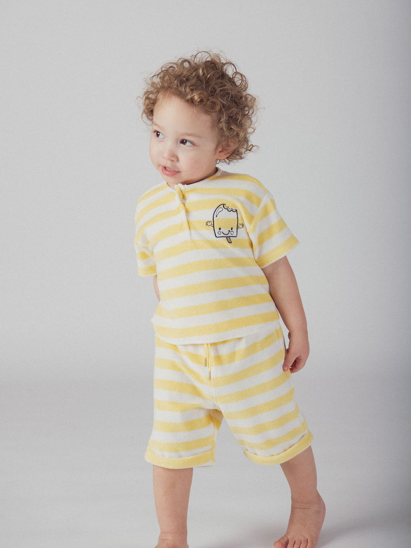 Conjunto de camiseta y pantalones cortos a rayas amarillas para bebé niño