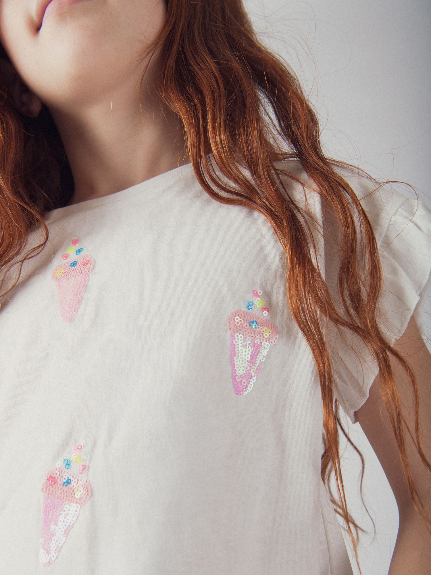 Camiseta ecru con animación de helados de lentejuelas para niñas
