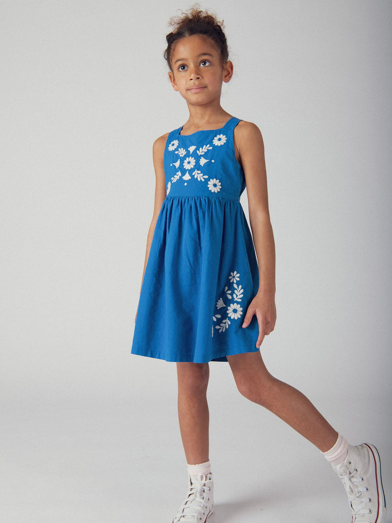 Vestido azul con bordados florales para niñas