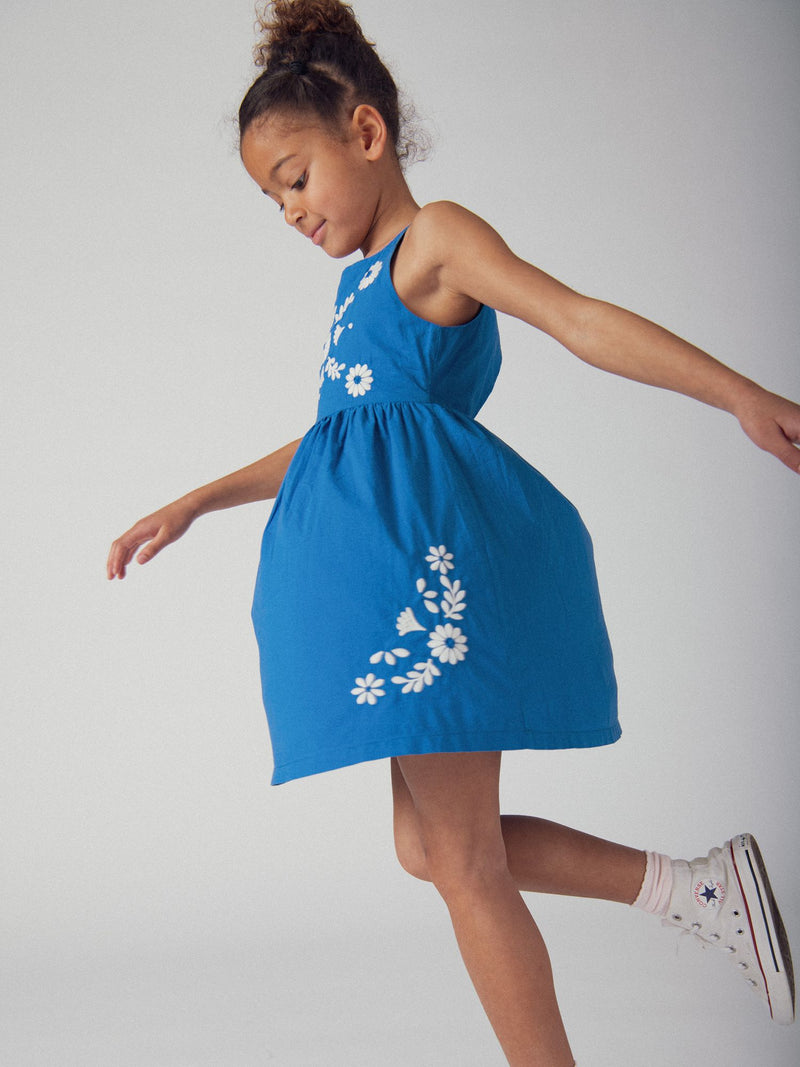 Vestido azul con bordados florales para niñas