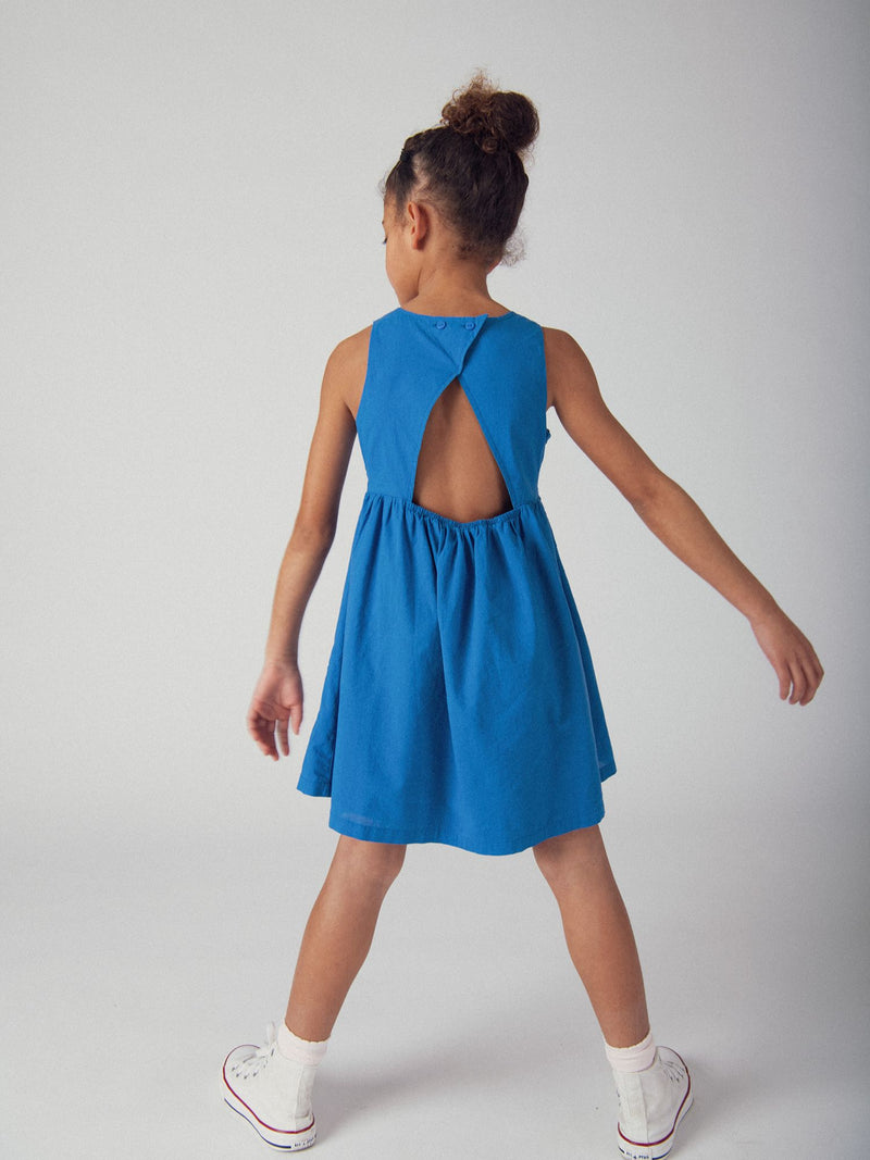 Vestido azul con bordados florales para niñas