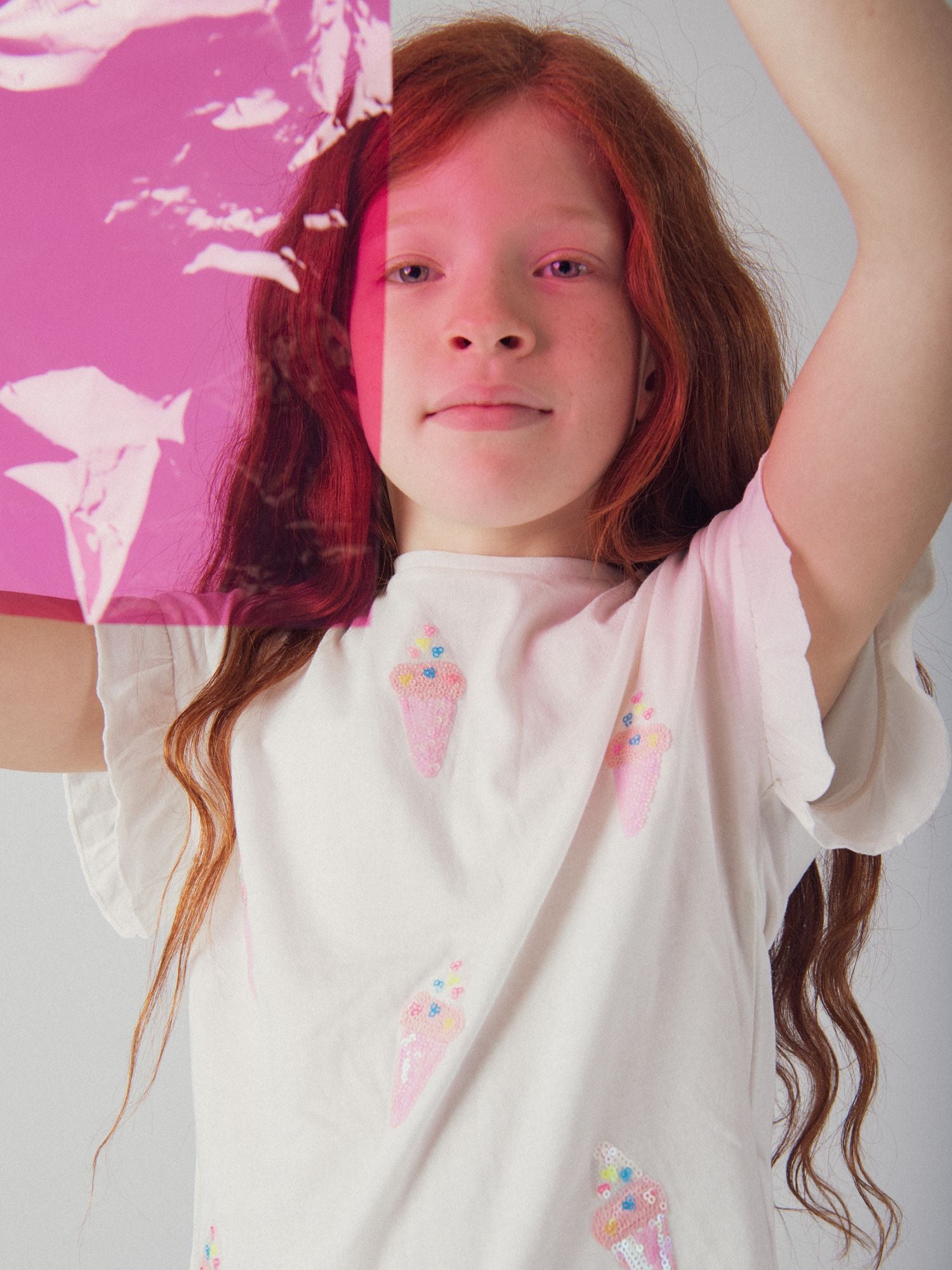 Camiseta ecru con animación de helados de lentejuelas para niñas