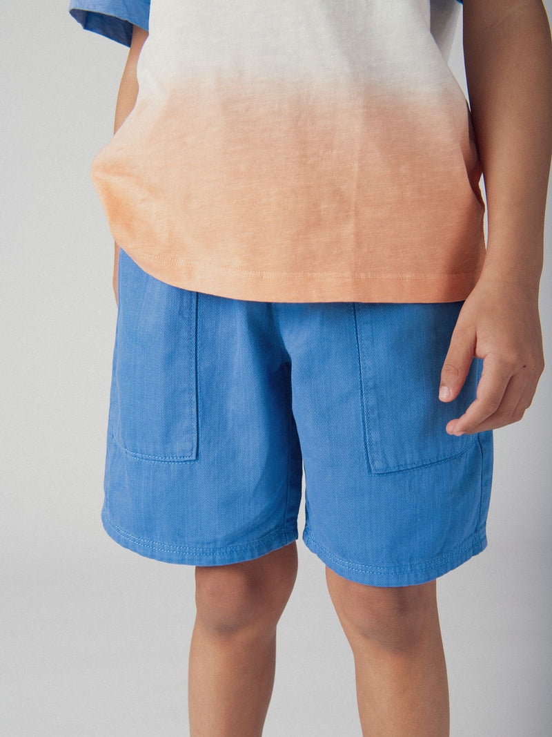 Bermuda azul con bolsillos para niños