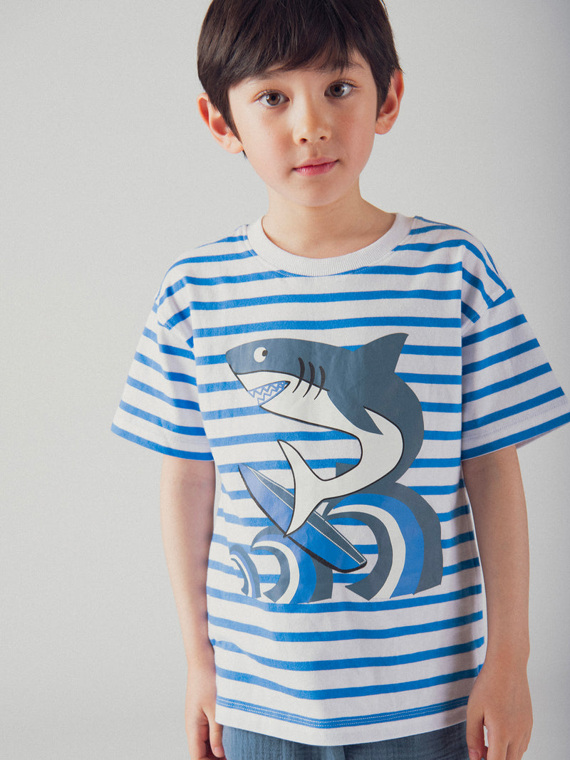 Camiseta blanca rayada azul con animación de tiburón para niños