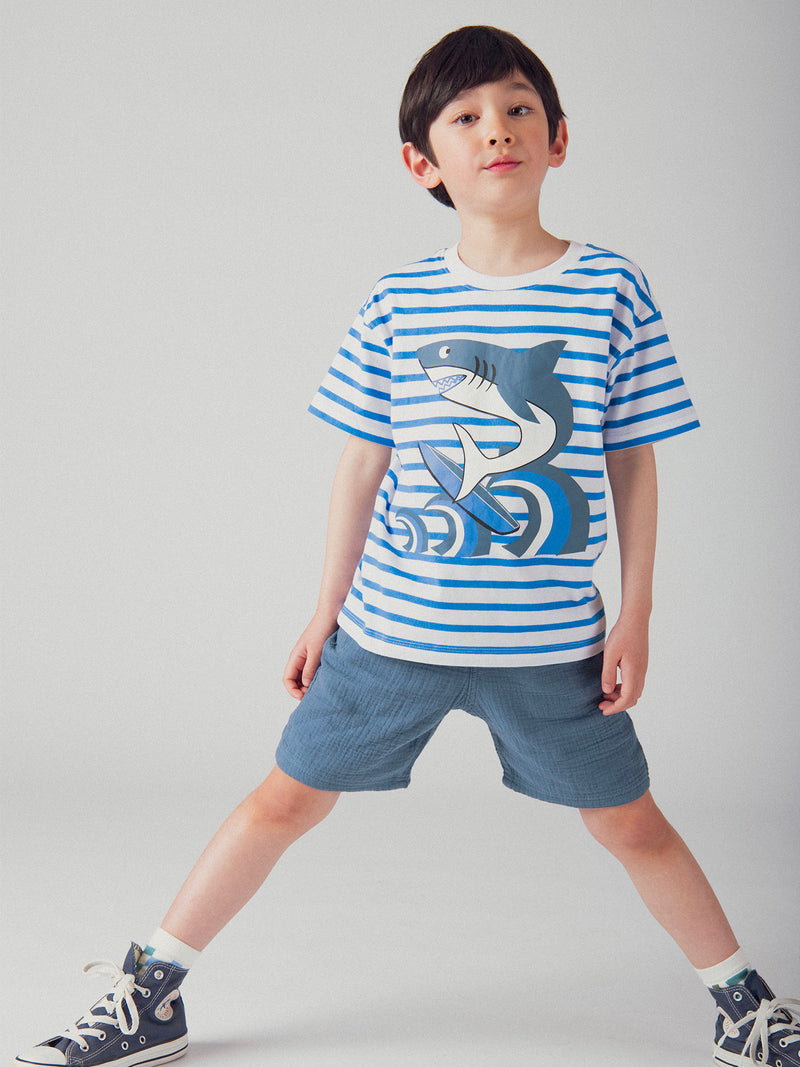 Camiseta blanca rayada azul con animación de tiburón para niños