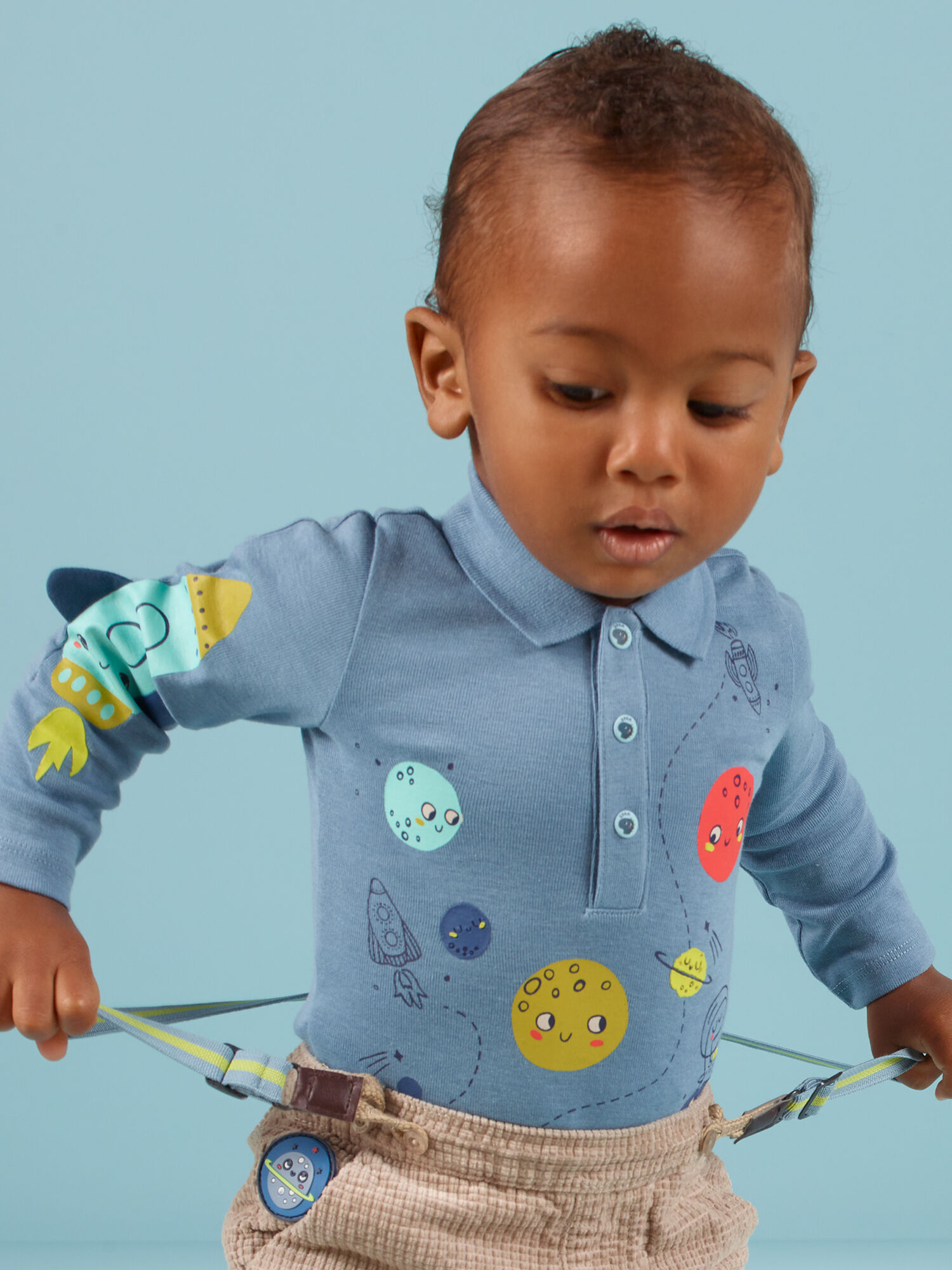 Body de color azul jaspeado con cuello con estampado de espacio para bebe nino comprar online Bodis DPAM