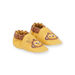 Patucos de piel de color amarillo con parche de mono