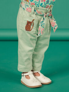 Pantalón verde almendra y cinturón con estampado para bebé niña NIGAPAN / 22SG09O1PAN611