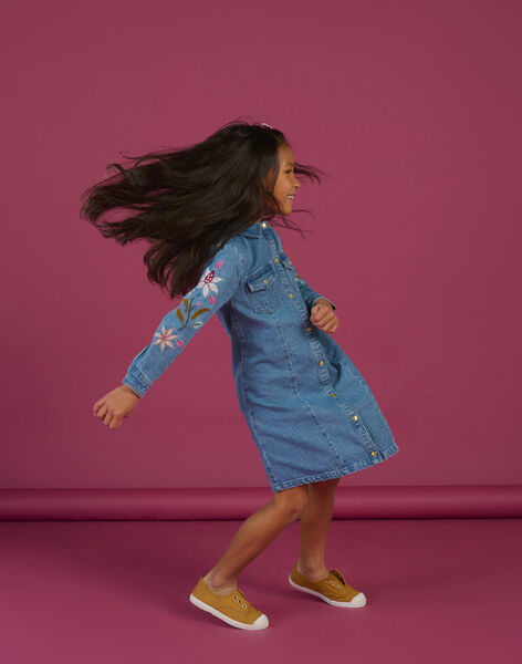 Vestido vaquero azul con bordado floral en las mangas RAMAGROB3 / 23S901T2ROBP272