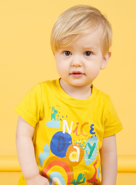 Camiseta amarilla con estampado para niño