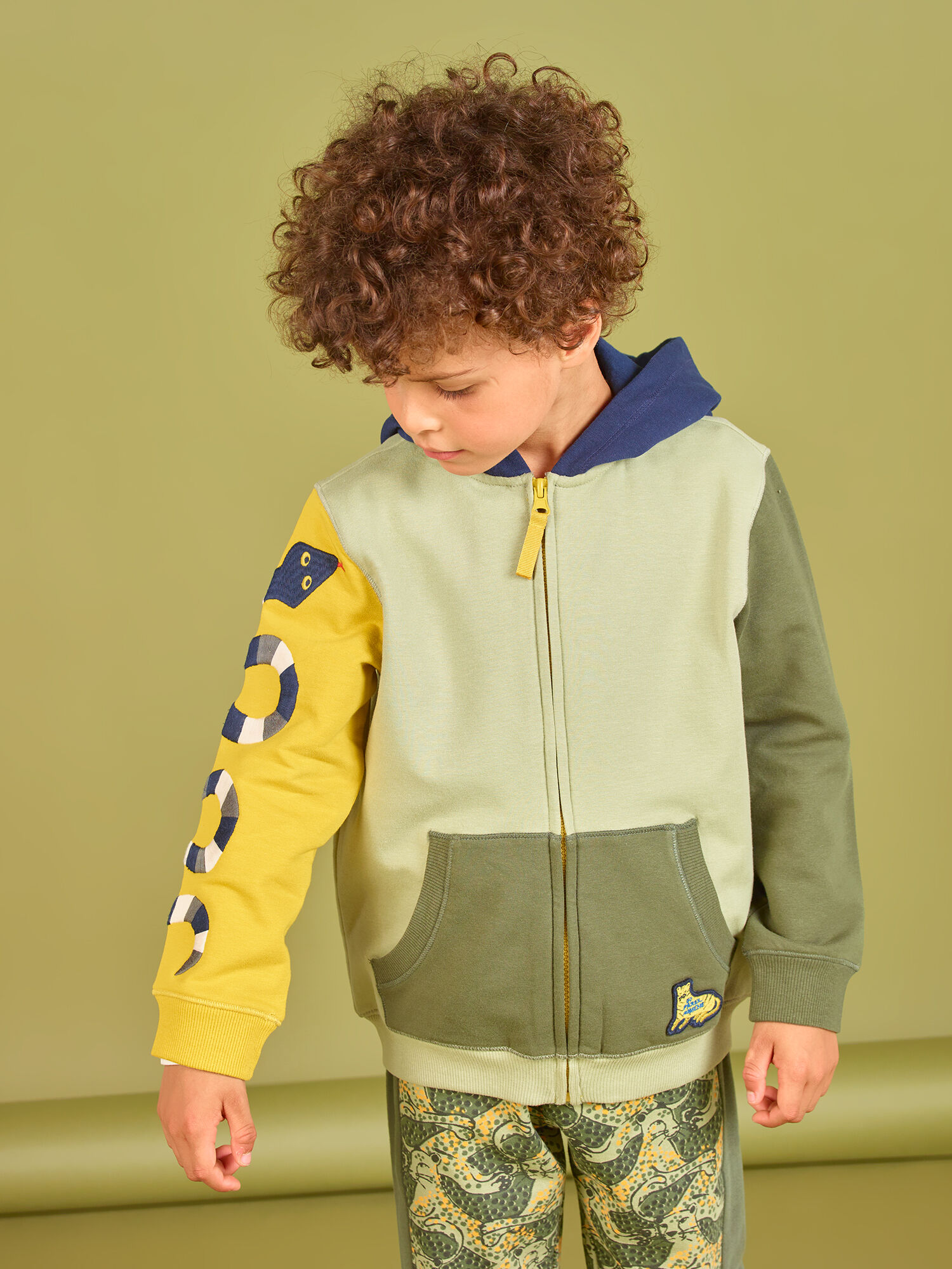 Sudadera con capucha color block para ni o