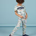 Pantalón de chándal color gris jaspeado con estampado de dinosaurios para niño