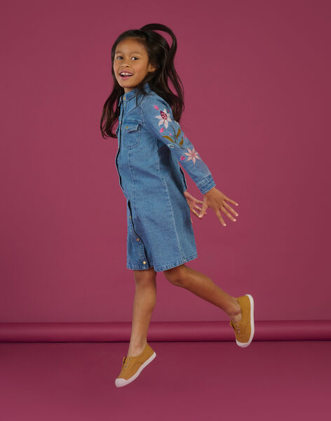Vestido vaquero azul con bordado floral en las mangas RAMAGROB3 / 23S901T2ROBP272